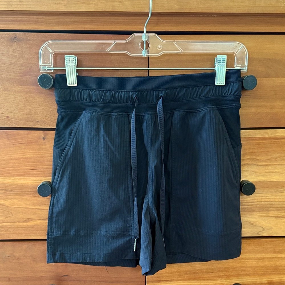 lululemon Women's Black Dance Studio Shorts 3.5" Inseam Size 2